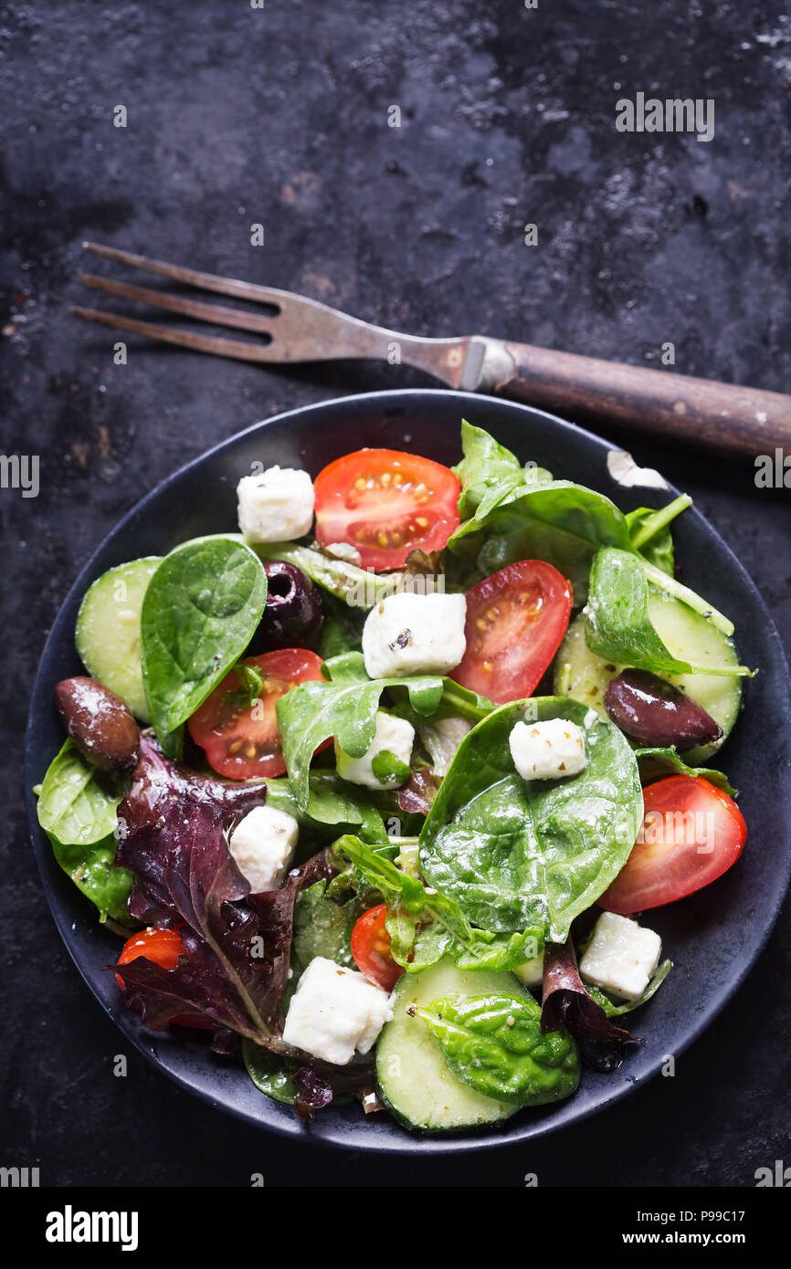 Il greco feta e olive con insalata di pomodori, cetrioli e vinaigrette dressing Foto Stock