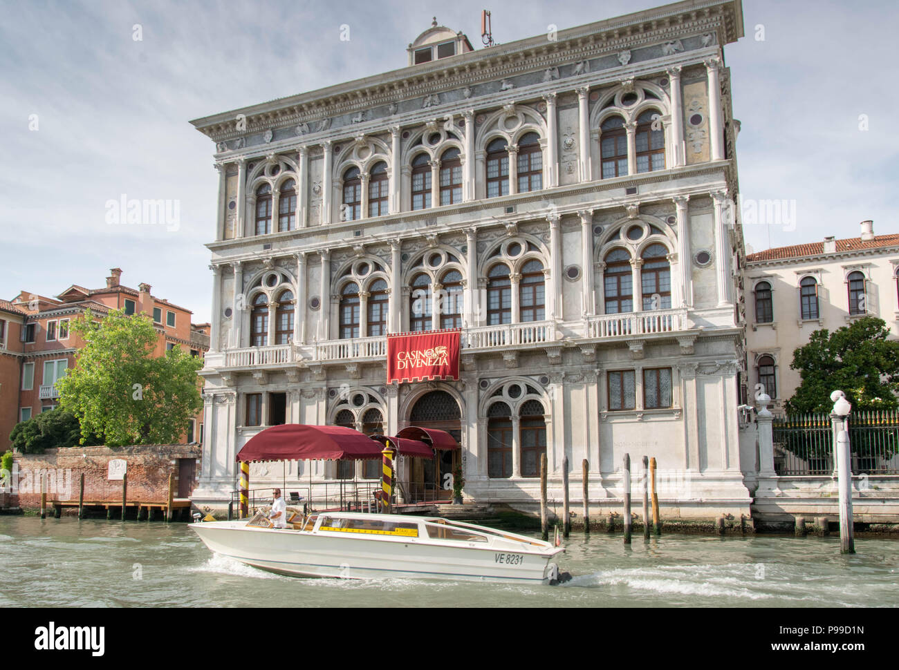 Europa, Itale, Veneto, Venezia. L'acqua taxi al Canale Grande (Grand Canal) vicino al Casinò di Venezia, Museo Wagner. Foto Stock