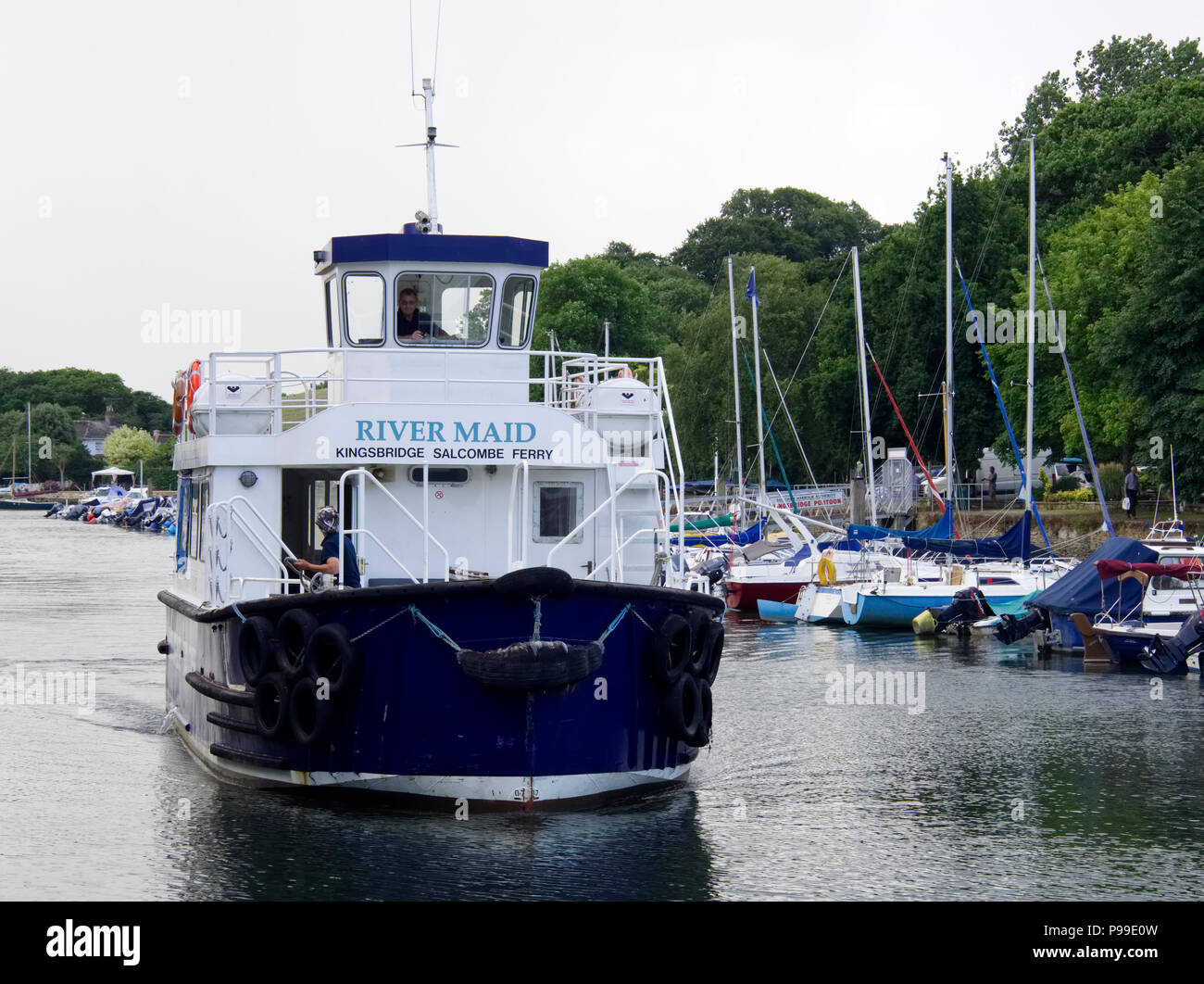 Fiume cameriera, Kingsbridge Salcombe Ferry si avvicina al punto di imbarco a Kingsbridge, Devon con un servizio mattutino. Foto Stock