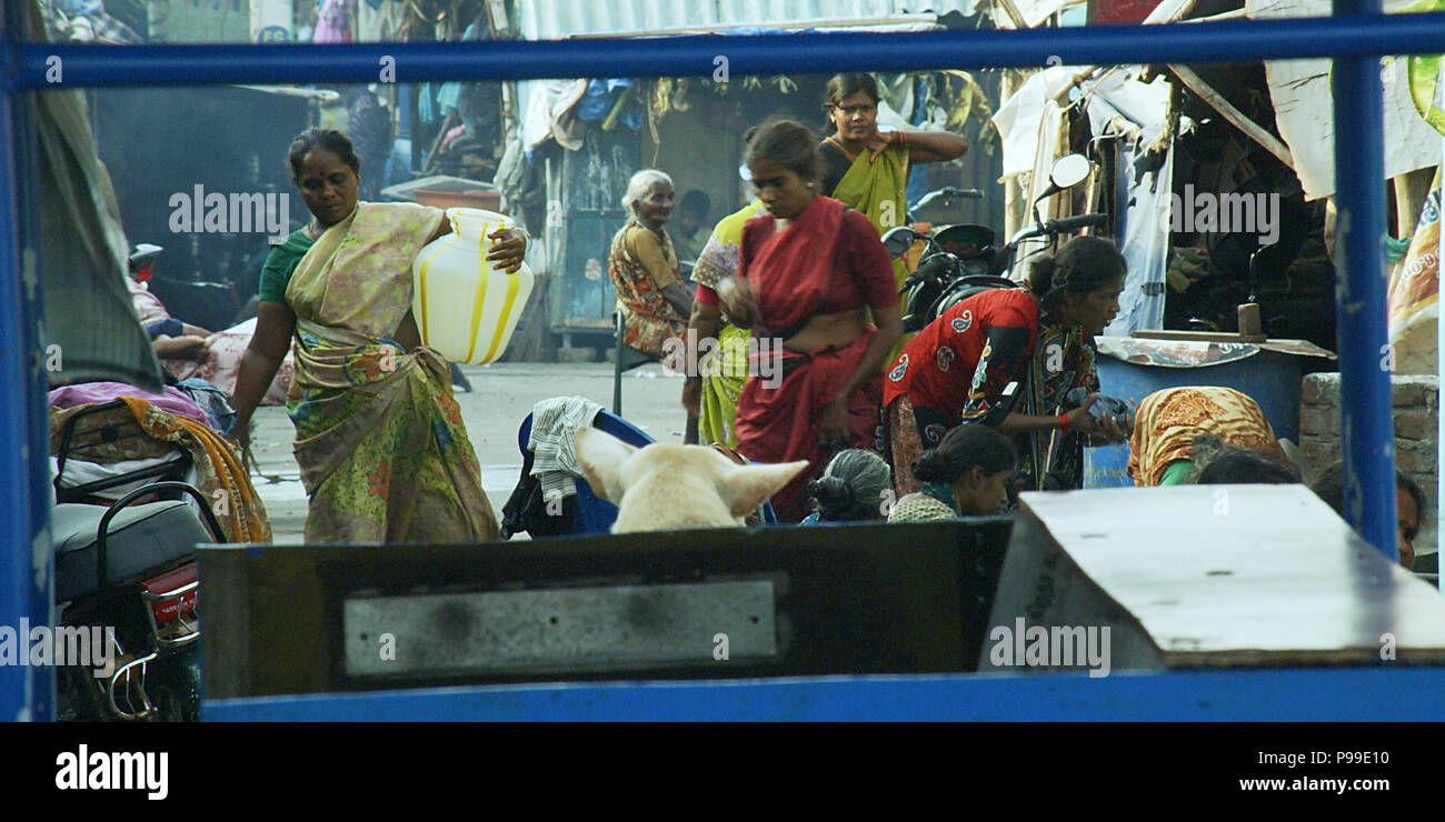 Donna in abito tradizionale portando acqua pot. Foto Stock