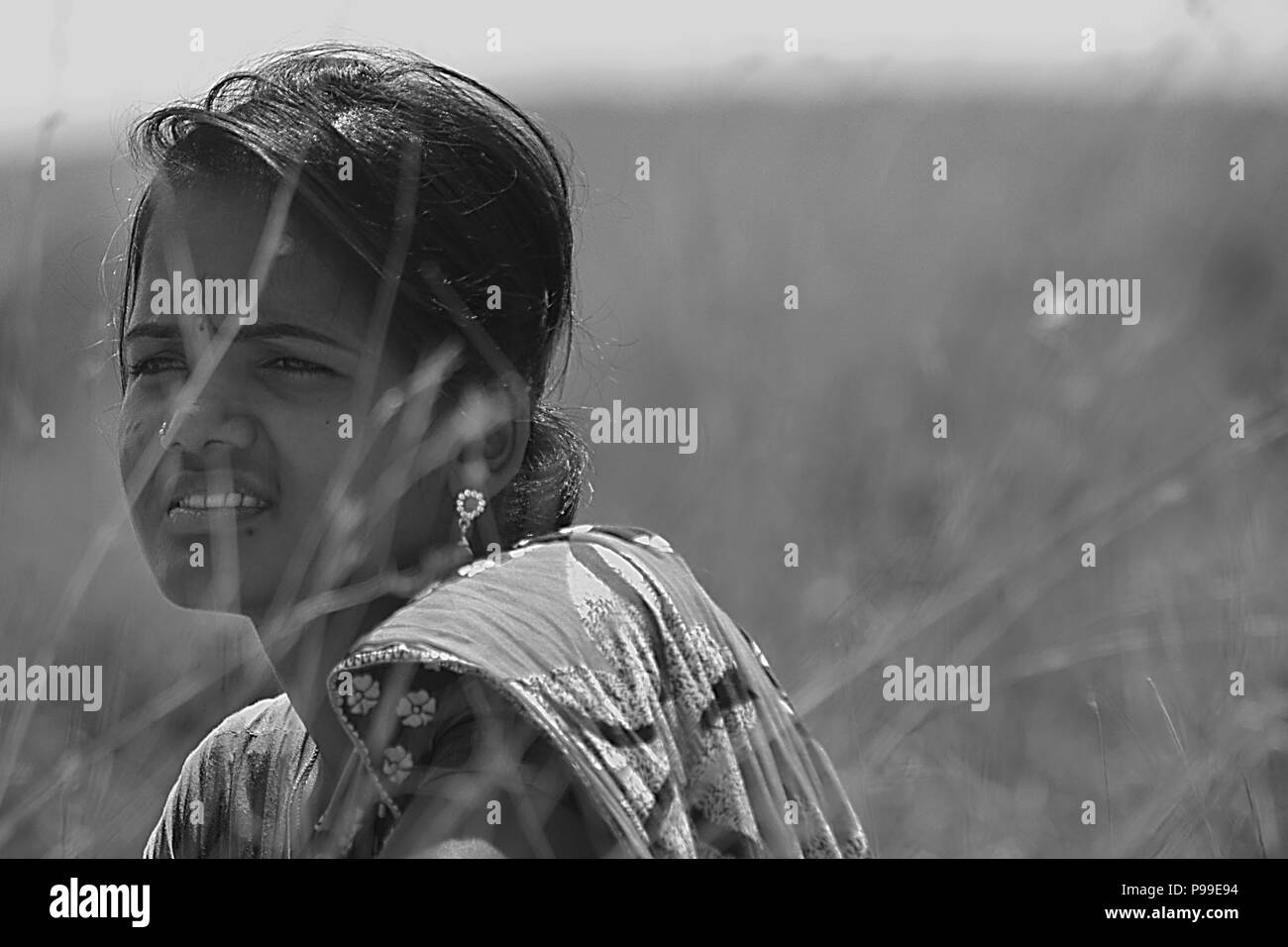 Sorridenti villaggio indiano le donne sedute a un campo di risone in campagna. Foto Stock
