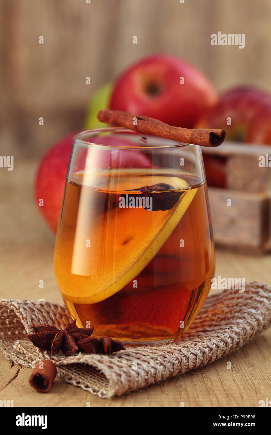 Sidro di mela cocktail con cannella e fette di mela. Foto Stock