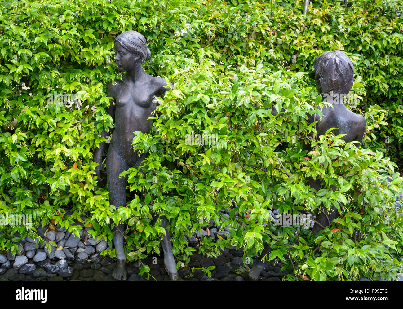Giardini di Castel Trauttmansdorff a Merano (Merano), Italia - 27 giugno 2018 : sculture che celebra l amore presso il giardino di amanti del famoso giardino botanico Foto Stock