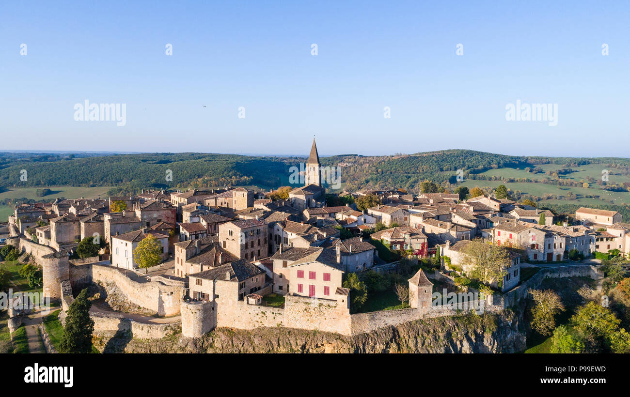 Francia, Tarn, Puycelsi, etichettati Les Plus Beaux Villages de France (i più bei villaggi di Francia), vista generale del borgo fortificato (AER Foto Stock