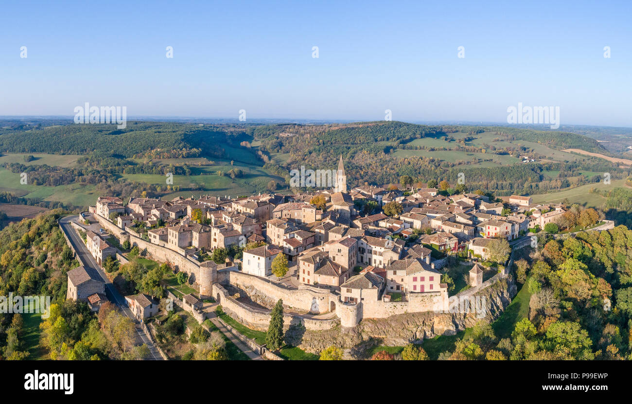 Francia, Tarn, Puycelsi, etichettati Les Plus Beaux Villages de France (i più bei villaggi di Francia), vista generale del borgo fortificato (AER Foto Stock