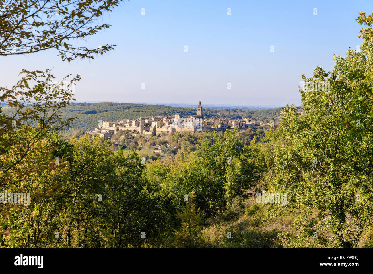 Francia, Tarn, Puycelsi, etichettati Les Plus Beaux Villages de France (i più bei villaggi di Francia), vista generale del borgo fortificato // F Foto Stock