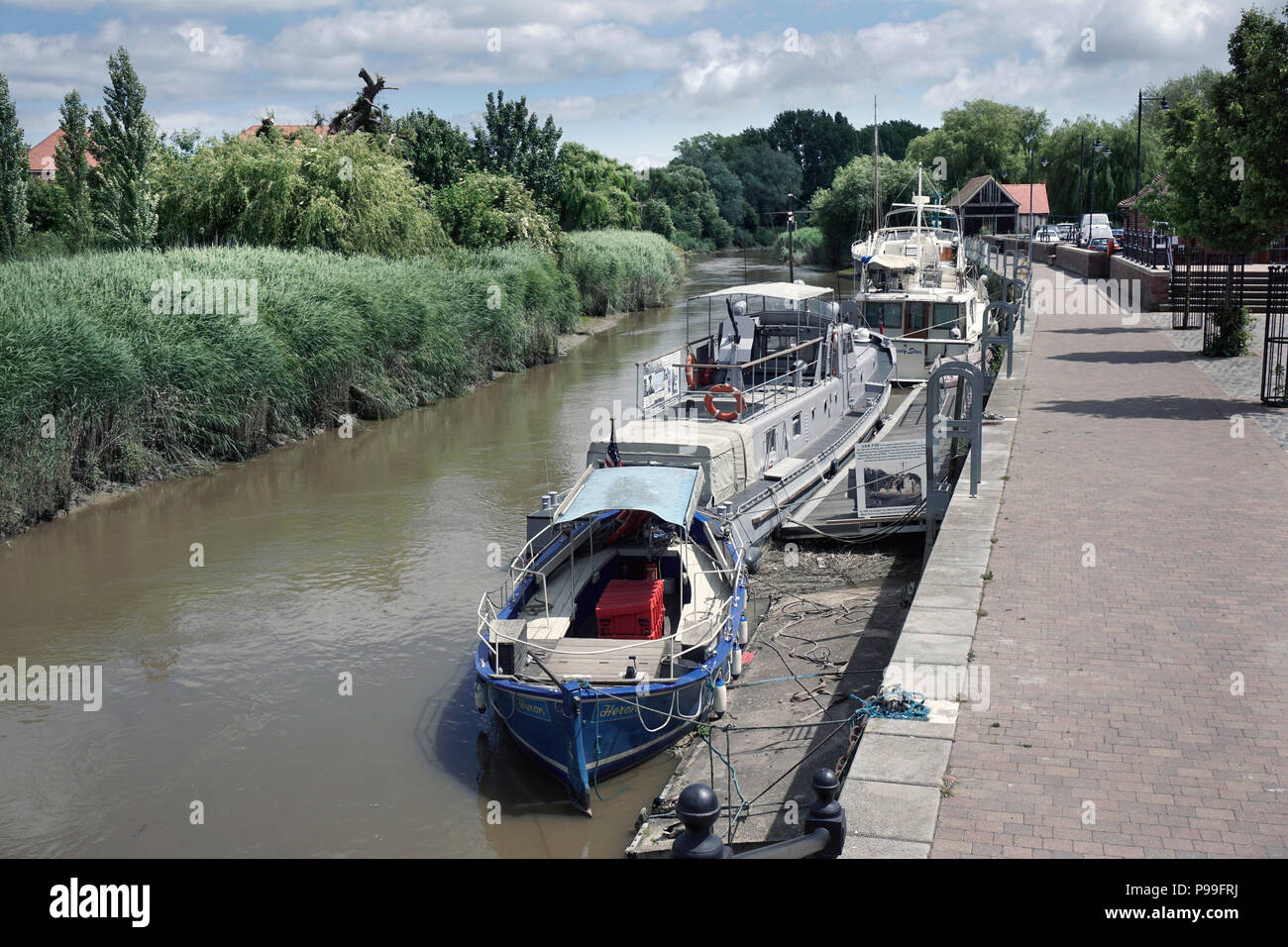 barche ormeggiate nel fiume great stour al molo sandwich kent inghilterra uk Foto Stock