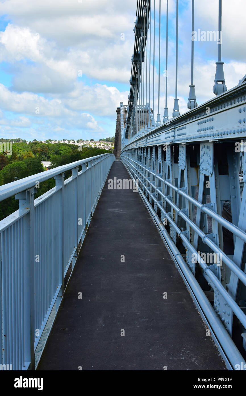 Il percorso pedonale all'estremità meridionale del Menai Bridge spanning il Menai Strait, Wales, Regno Unito, Europa Foto Stock