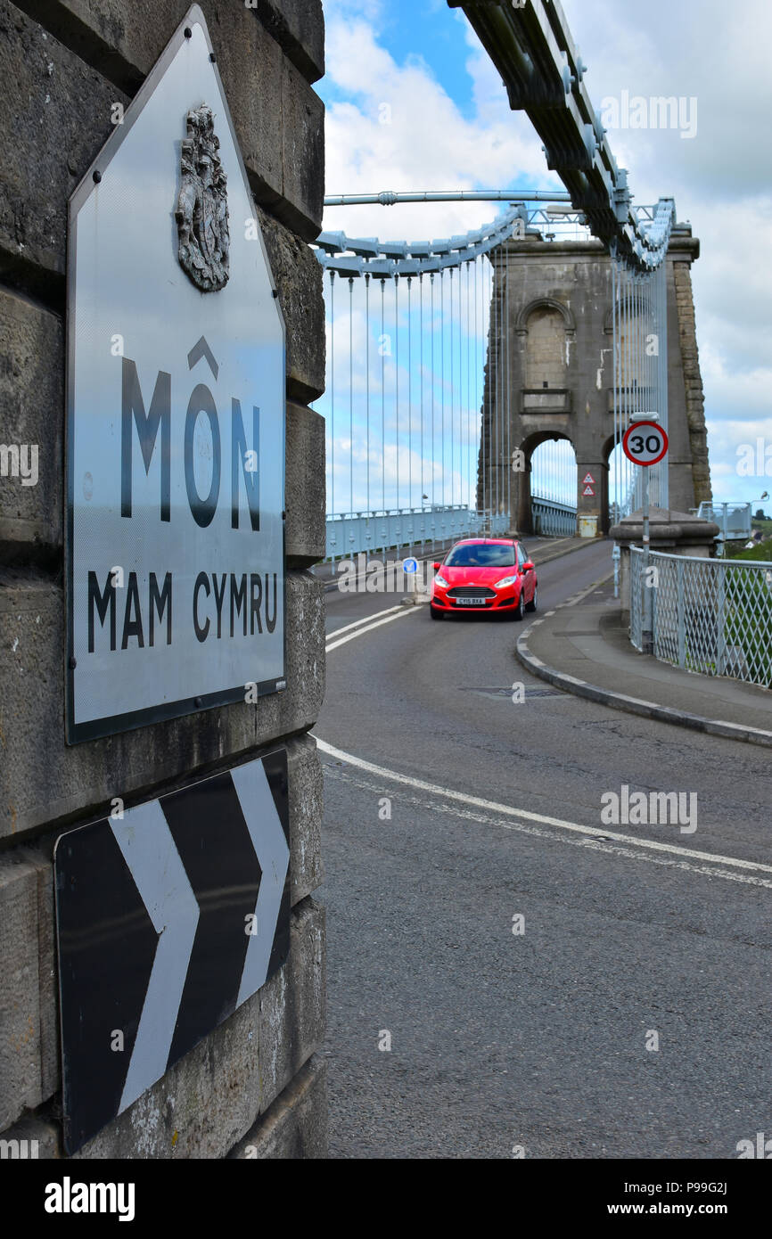 Estremità sud dell'Menai Bridge spanning il Menai Strait, lingua gallese Môn segno il significato di "Anglesey, Galles, Regno Unito, Europa Foto Stock