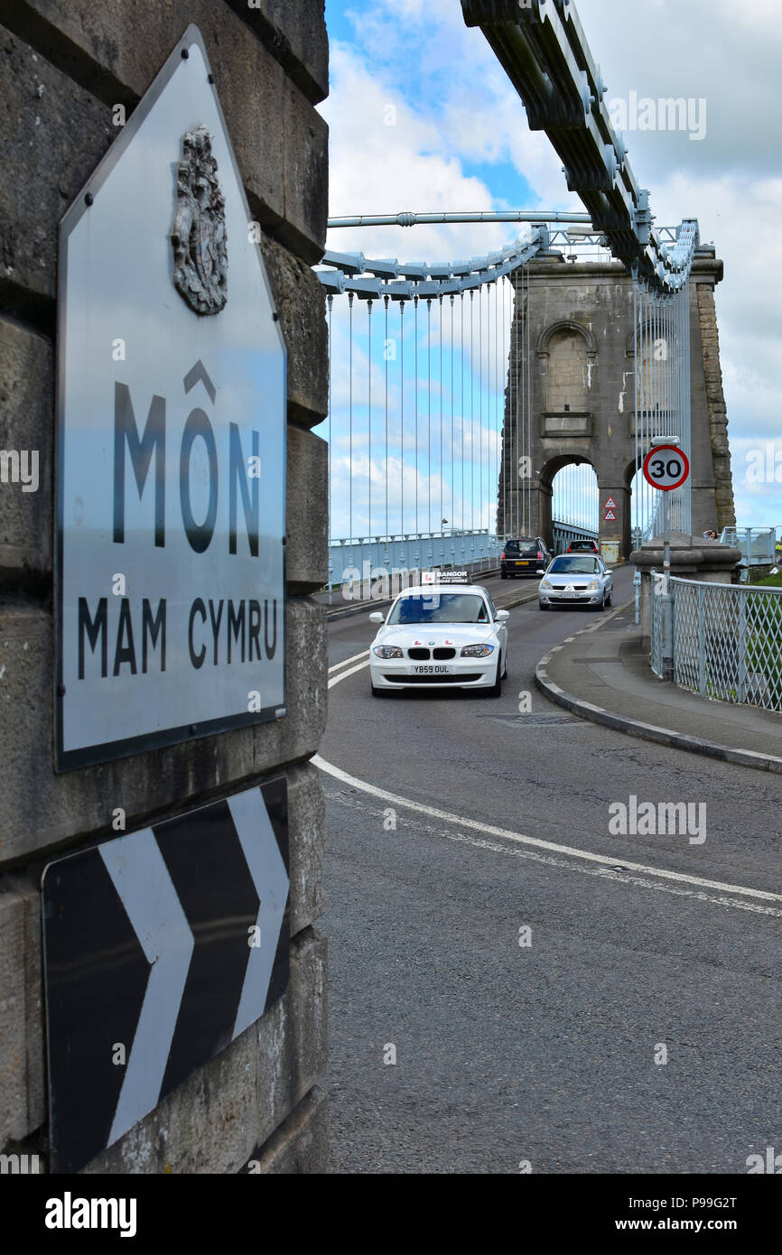 Estremità sud dell'Menai Bridge spanning il Menai Strait, lingua gallese Môn segno il significato di "Anglesey, Galles, Regno Unito, Europa Foto Stock