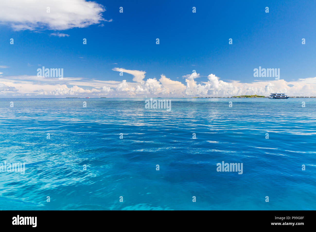 Tropical vista mare, infinite vista mare e cielo blu nelle isole Maldive Foto Stock