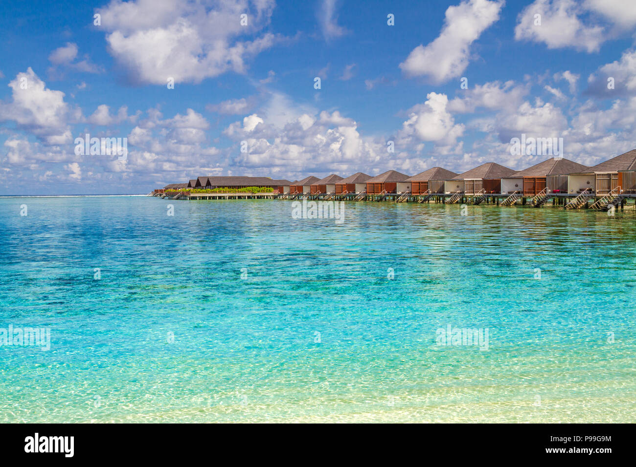 Acqua di lusso bungalows e incredibile blu del mare nelle isole Maldive. Concetto di paradiso per le vacanze estive e di design per le vacanze Foto Stock