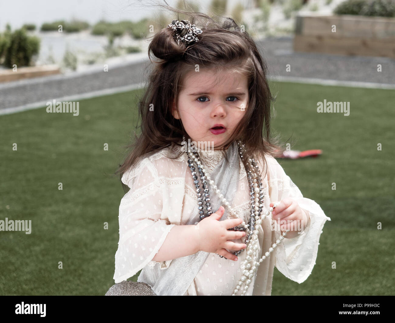 White bambina abiti vittoriano, 2018 Robert Taylor/Alamy Live News. Newquay, Cornwall, Regno Unito. Foto Stock