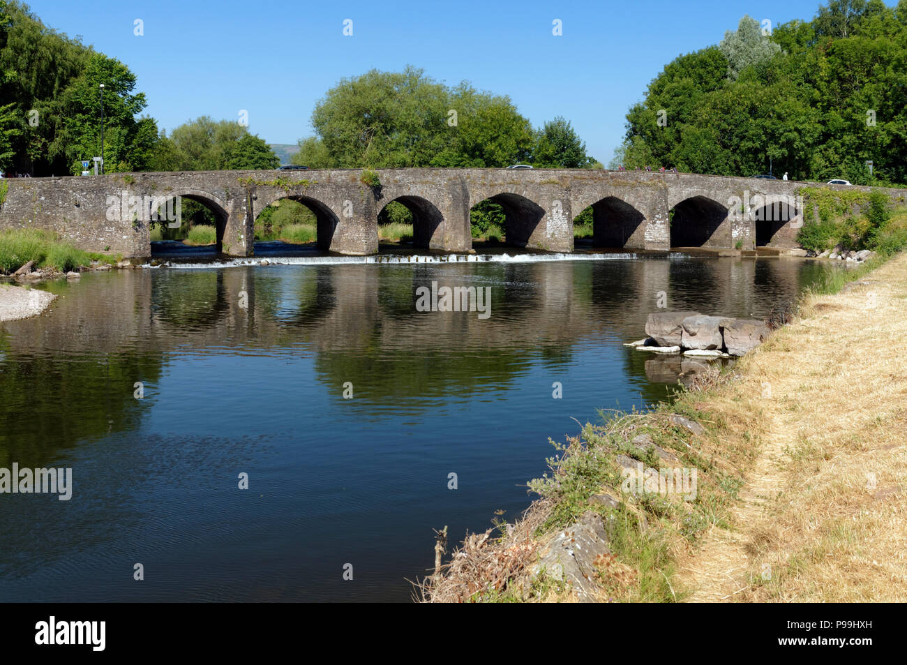 Usk Bridge, il fiume Usk, il castello di campi, Abergavenny, Monmouthshire, Galles. Foto Stock