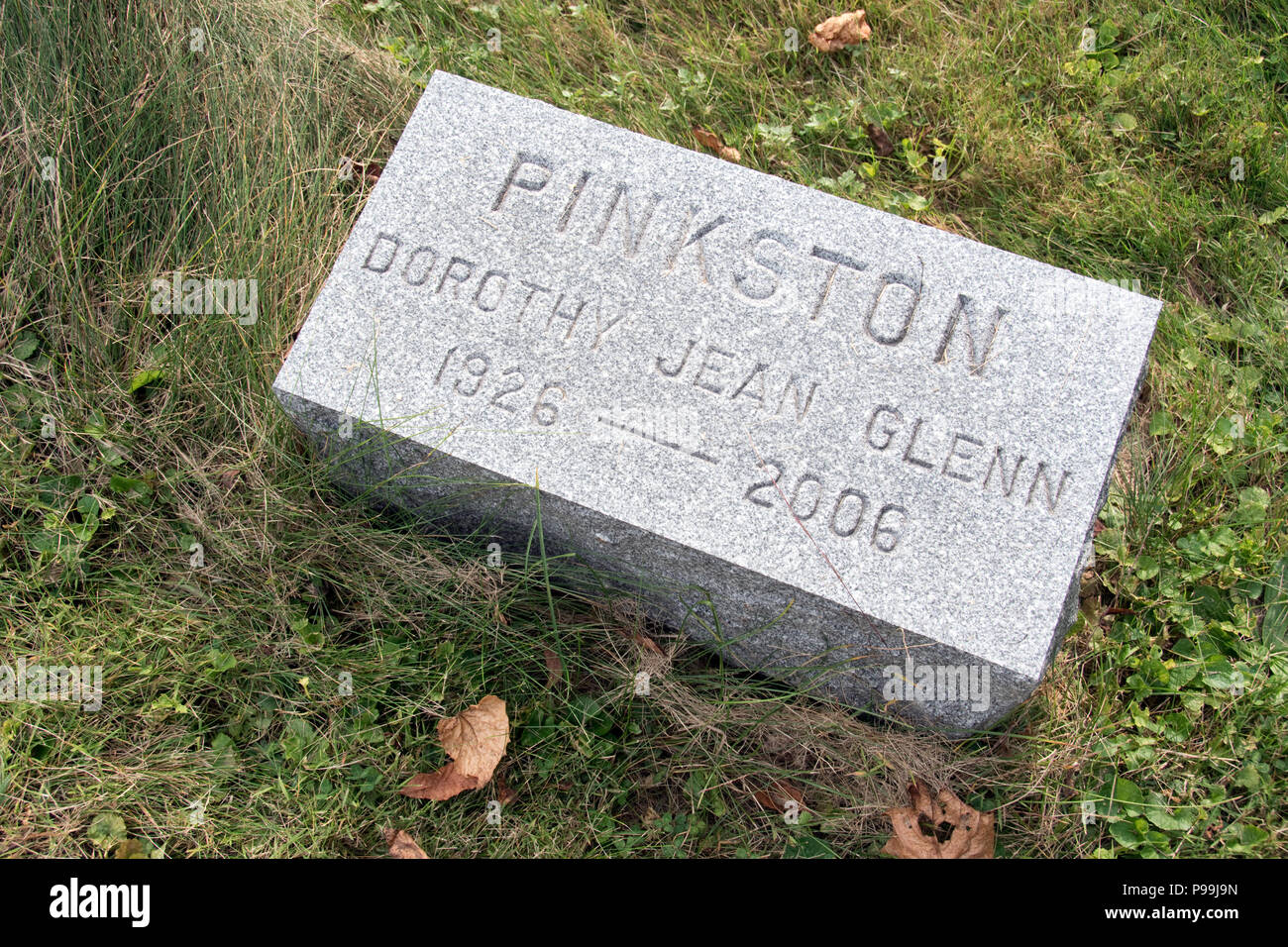 La tomba di astronauta John Glenn (il primo astronauta americano in orbita della Terra), suor Jean, a New Concord cimitero, Ohio. Foto Stock