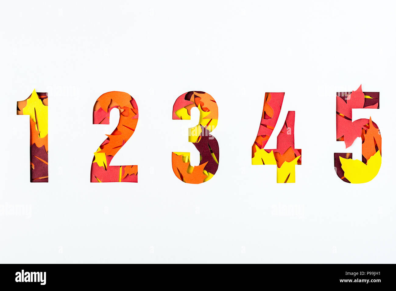 I numeri 1, 2, 3, 4, 5 il testo con carta tagliata foglie di acero. Vista  dall'alto Foto stock - Alamy