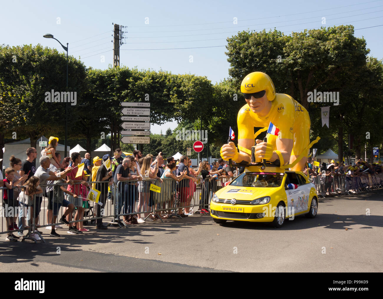 LCL veicolo con ciclista gigante sul tetto: parte del 2018 Tour de France caravan, Vernon, Normandia, Francia Foto Stock