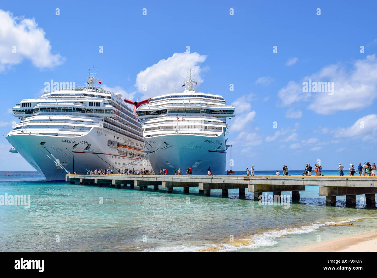 Grand Turk, Isole Turks e Caicos - 03 Aprile 2014: Carnival Liberty e Carnival Cruise Vittoria le navi ormeggiate al Grand Turk Cruise Terminal. Foto Stock