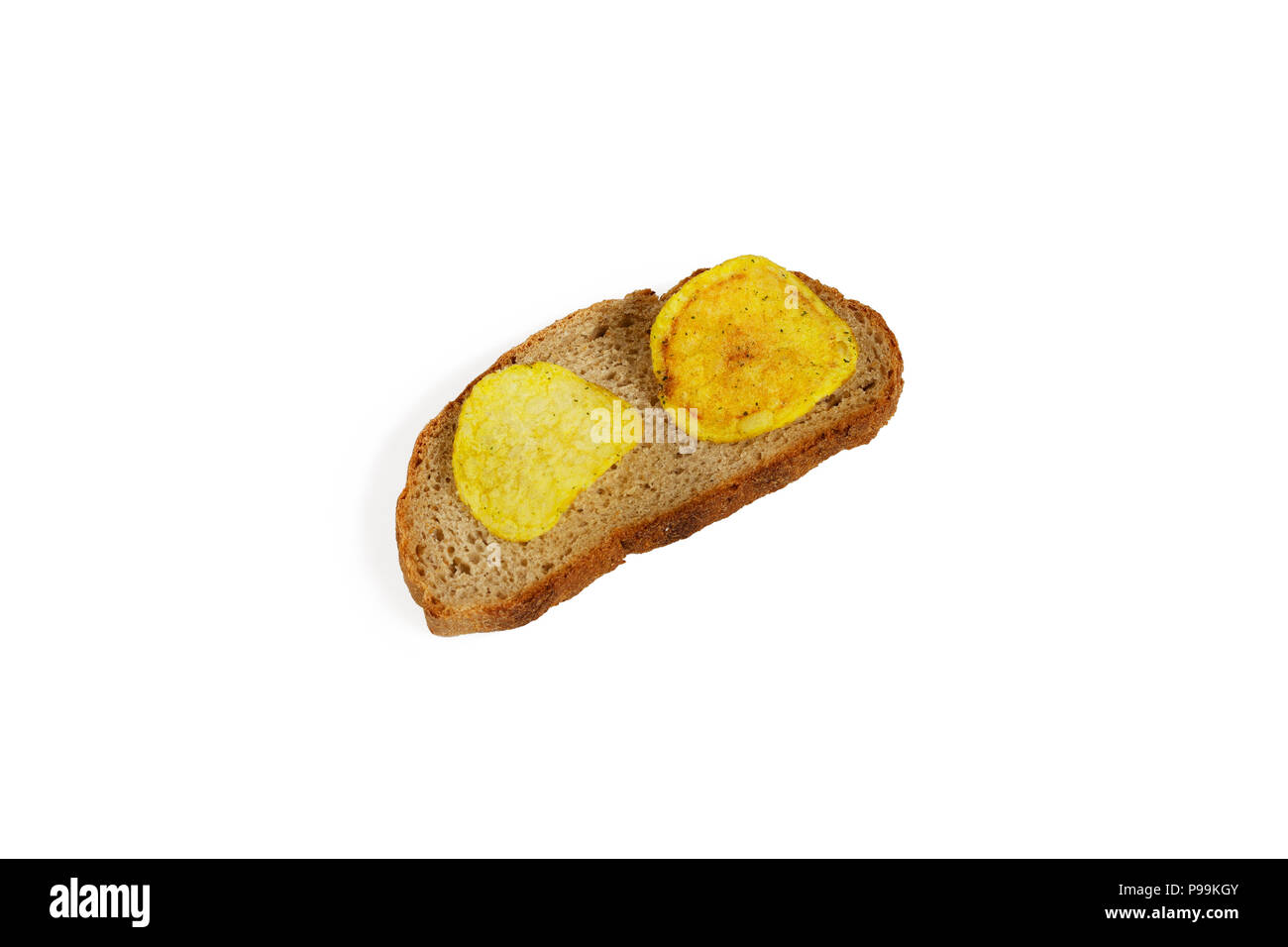 Pane con patate fritte. Piccole casette di legno morsa. Isolato su sfondo bianco. Foto Stock