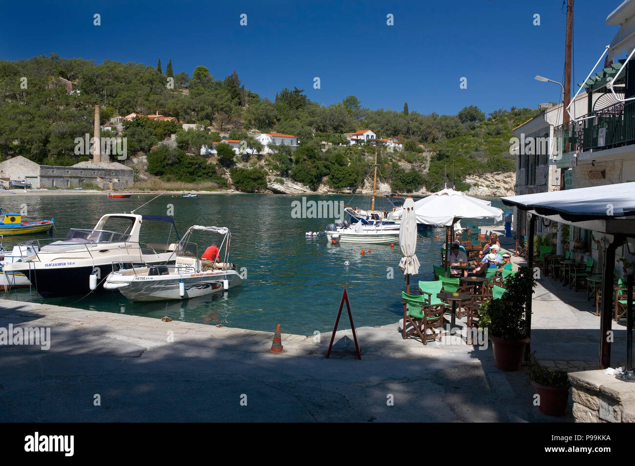 Il grazioso e piccolo villaggio Harbourside di Loggos, Paxos, Grecia Foto Stock