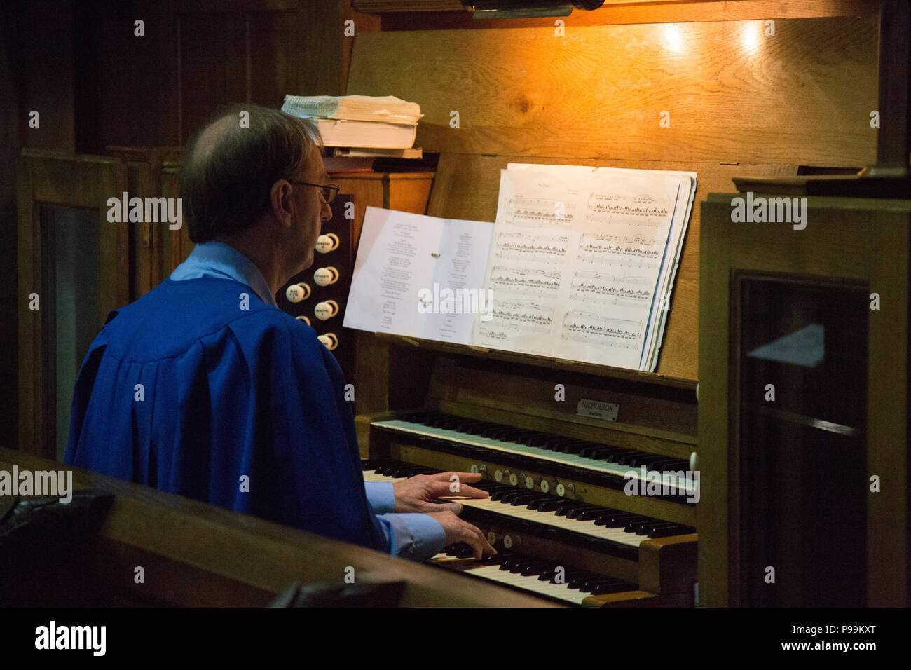 Organista della riproduzione di inni nella chiesa, sull'organo da chiesa durante una cerimonia di nozze, organista della riproduzione dei canti Foto Stock