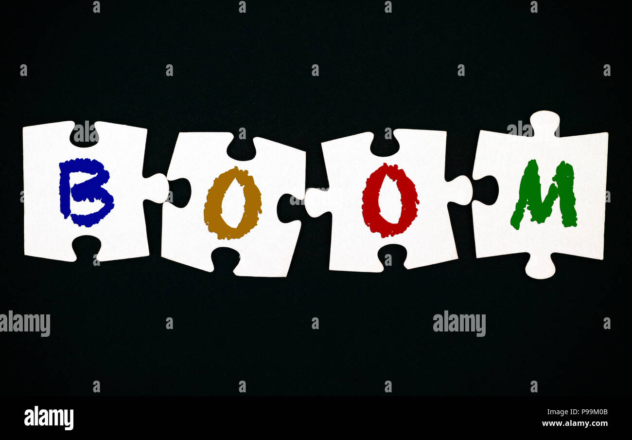 Quattro pezzi di un puzzle con lettere braccio su sfondo nero. Close-up. Foto Stock