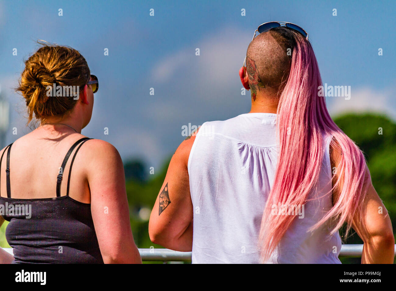 Due donne la visione di eventi alla contea di Northumberland mostra durante il 2018 ondata di caldo. Stocksfield, UK. Maggio 2018. Foto Stock
