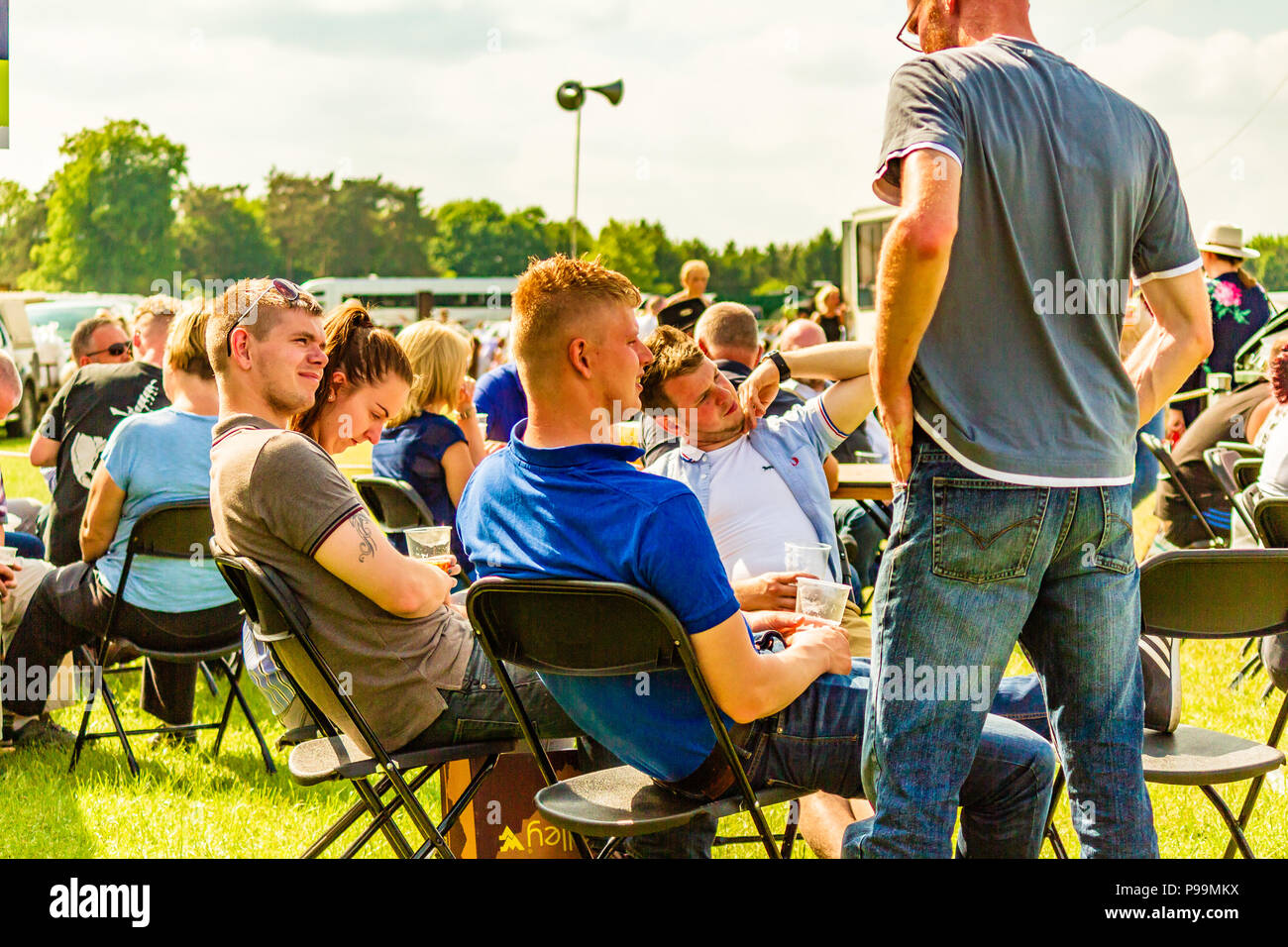 Un gruppo di giovani uomini di bere fuori sotto il sole presso la contea di Northumberland Show, maggio 2018. Foto Stock