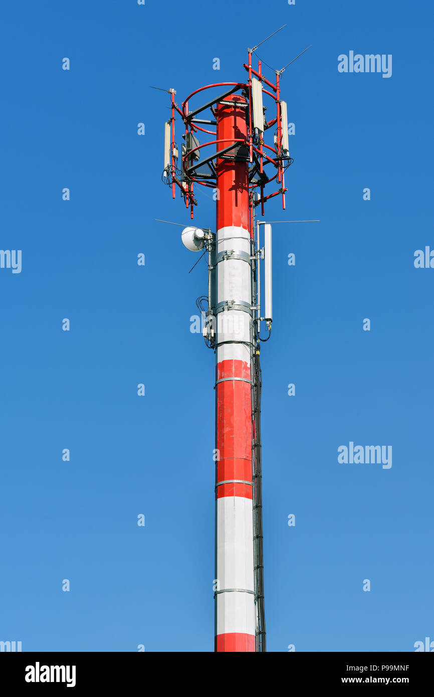 Telefono cellulare montante, la torre delle comunicazioni Foto Stock