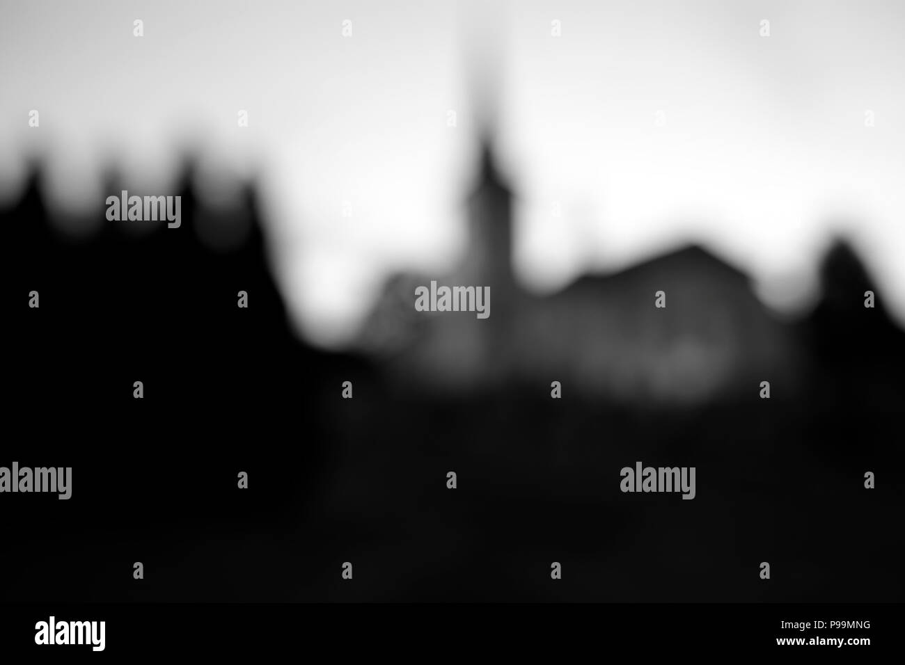 Silhouette di chiesa, defocalizzata lunga esposizione immagine elaborata in bianco e nero Foto Stock