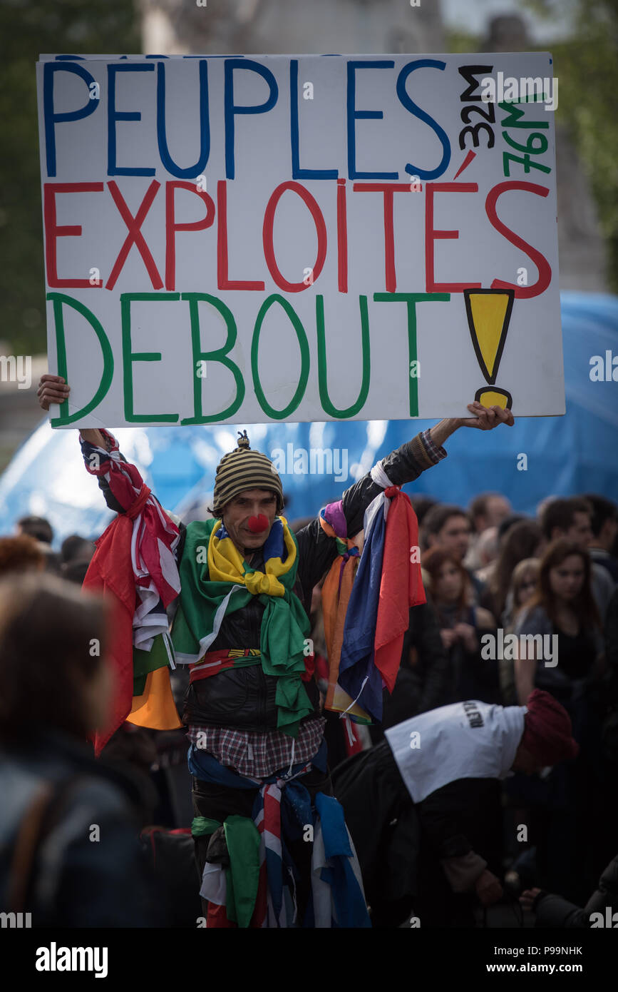 Place de la Republique, Parigi, Francia. 15 Maggio, 2016. Diverse migliaia di sostenitori dei giovani francesi movimento di protesta Nuit Debout ha preso parte in un glo Foto Stock