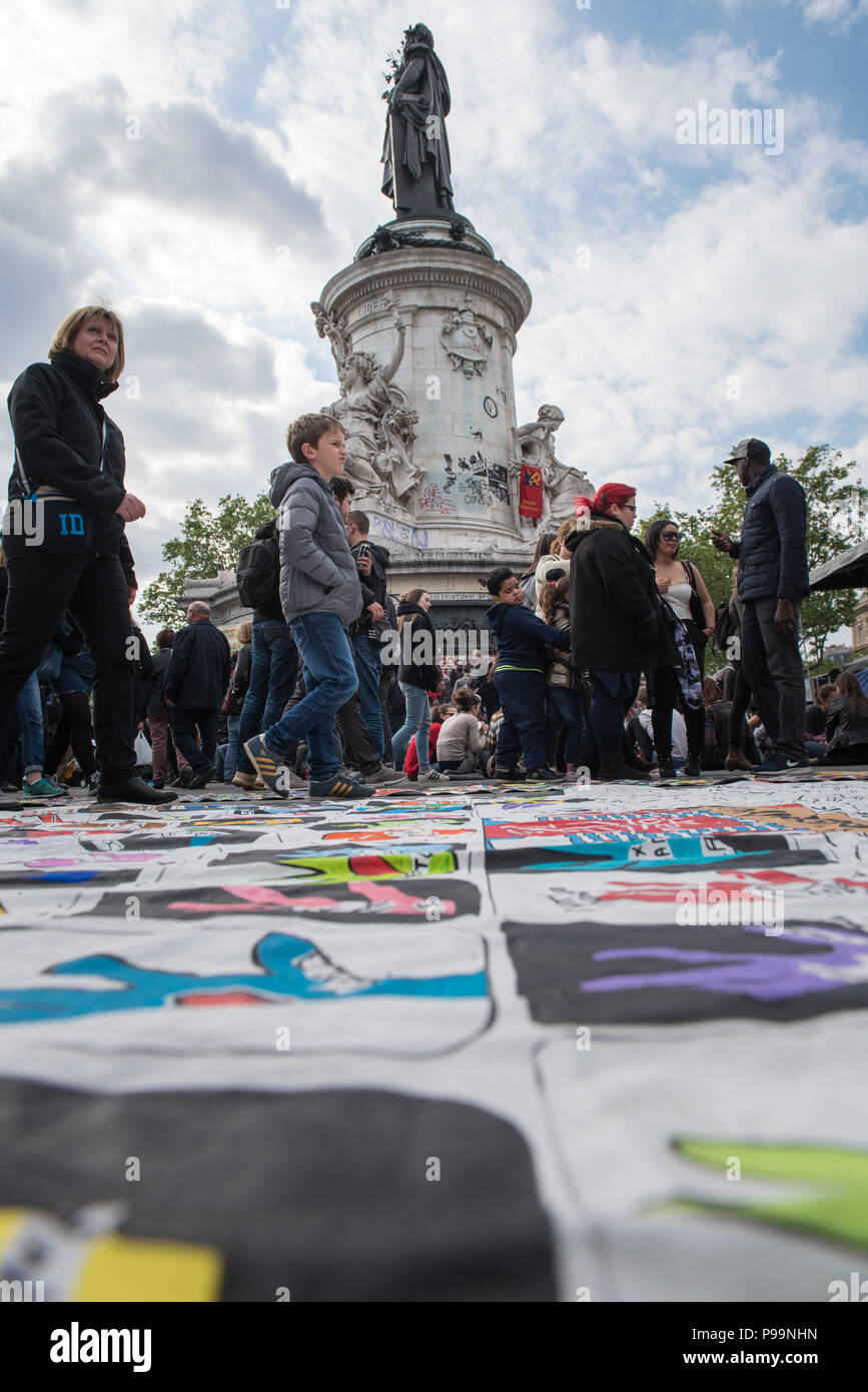 Place de la Republique, Parigi, Francia. 15 Maggio, 2016. Diverse migliaia di sostenitori dei giovani francesi movimento di protesta Nuit Debout ha preso parte in un glo Foto Stock