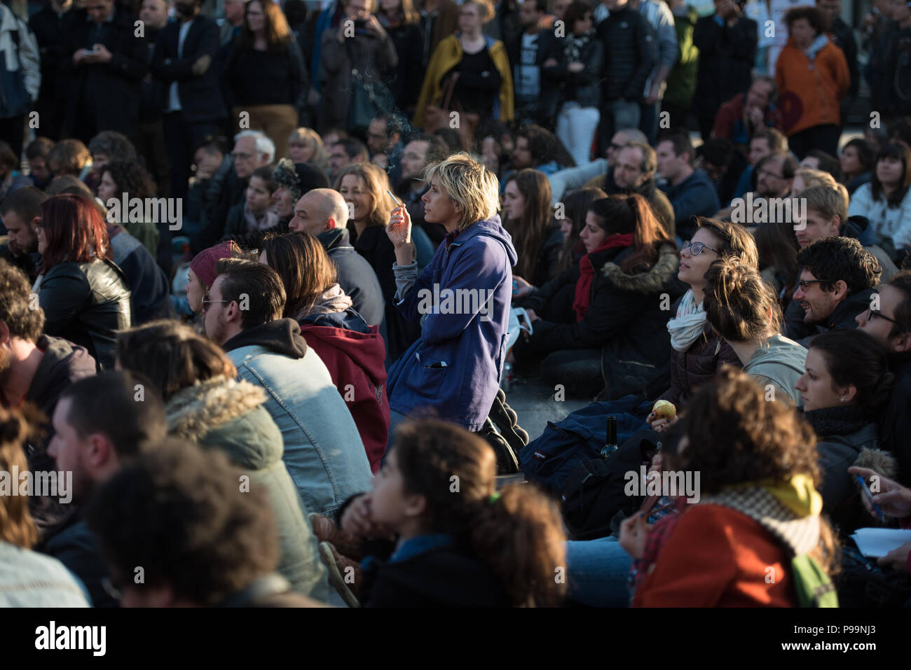 Place de la Republique, Parigi, Francia. 15 Maggio, 2016. Diverse migliaia di sostenitori dei giovani francesi movimento di protesta Nuit Debout ha preso parte in un glo Foto Stock