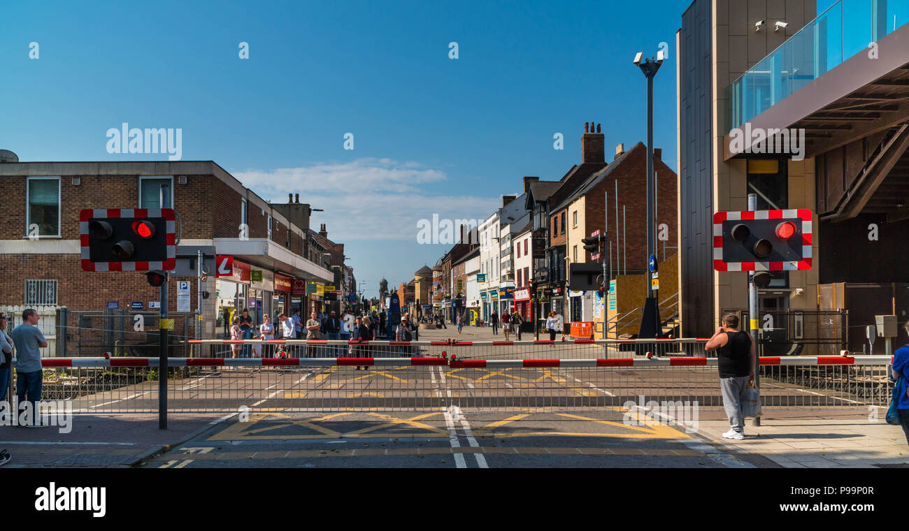 Pedoni in attesa ad alto livello strada attraversando Lincoln UK Maggio 2018 Foto Stock
