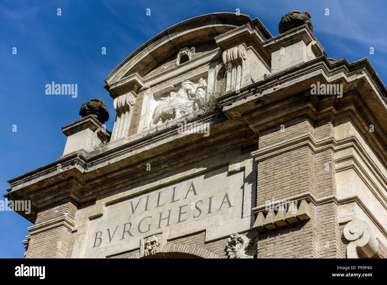 Porta Pinciana, Giardini Villa Borghese. Parco pubblico. Testo di Villa Burghesia. Roma, Italia, Europa, Unione europea, UE. Foto Stock