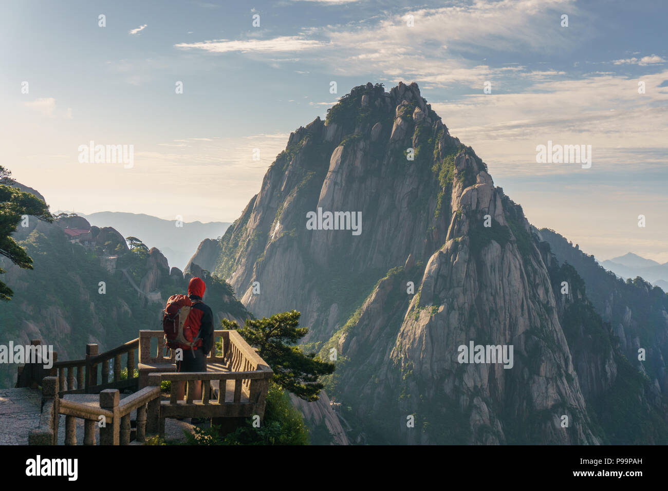 Un uomo che guarda in direzione del picco della capitale celeste a Huangshan, Anhui, Cina orientale, a 4 ore da Shanghai. Foto Stock