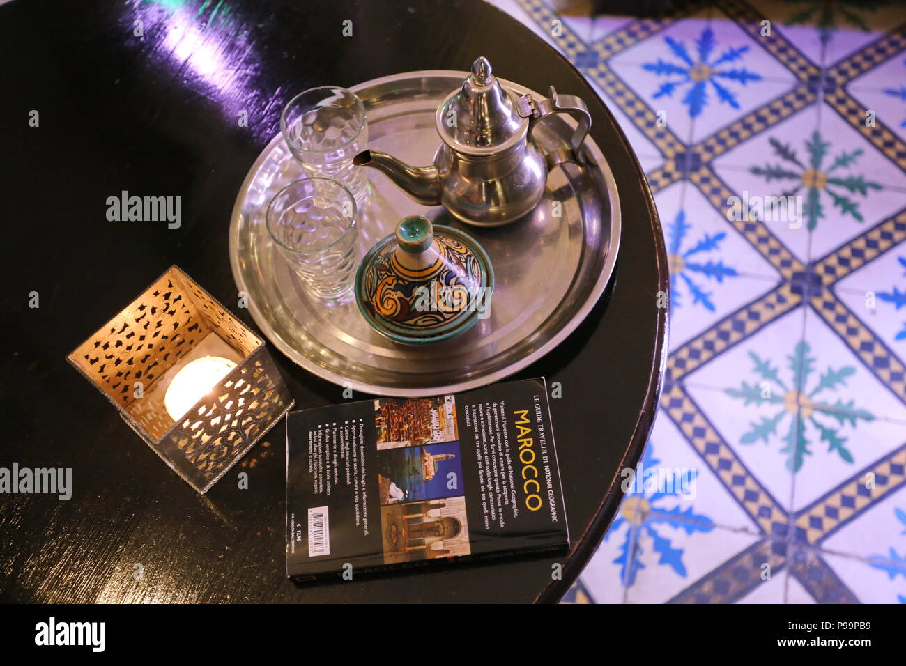 Casablanca, Marocco - Aprile 2016: suite camera da letto e il servizio da tè in stile marocchino con National Geographic guida Foto Stock
