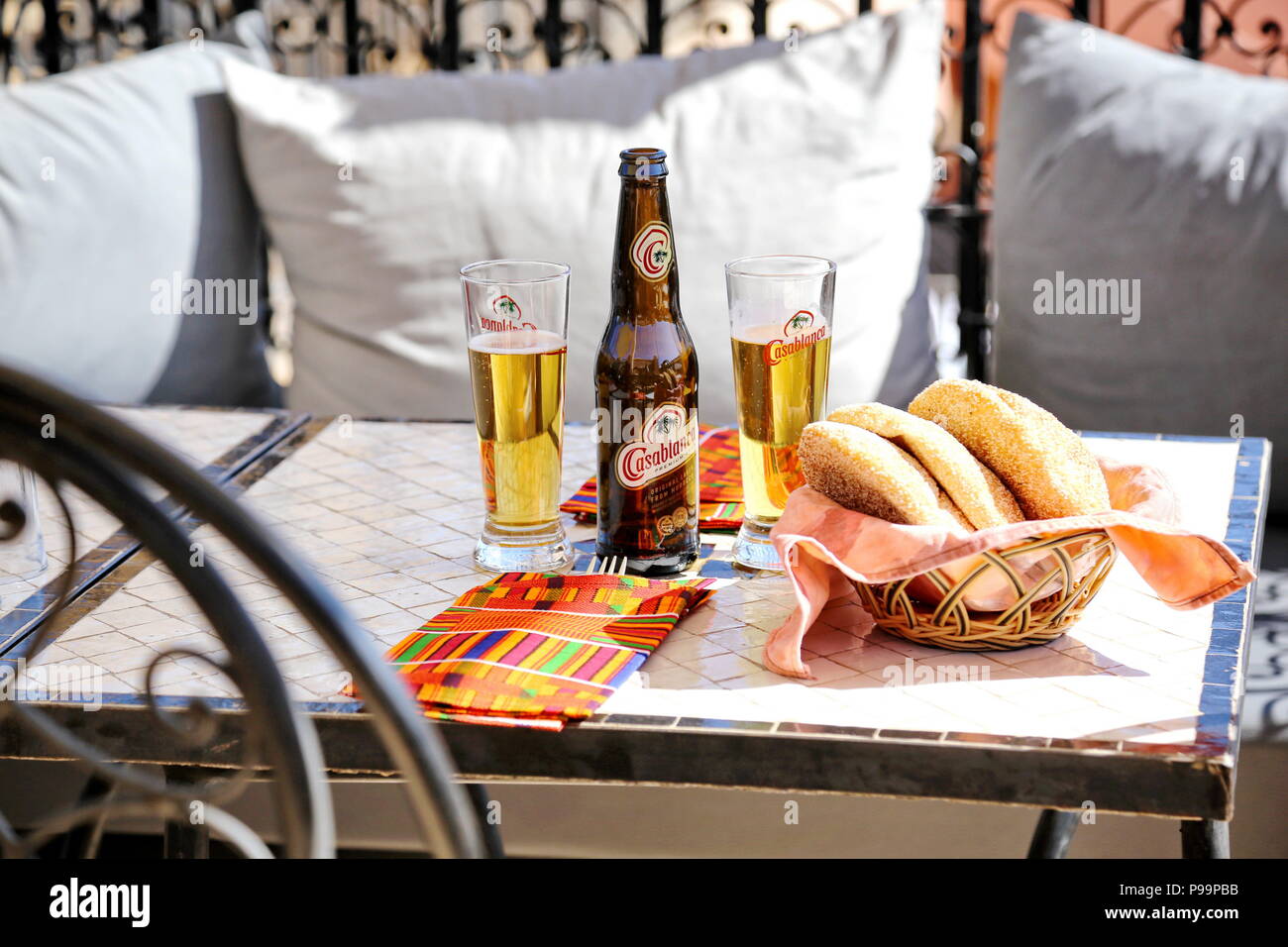 Casablanca, Marocco - Aprile 2016: tavolo nel ristorante con bottiglia di birra Foto Stock