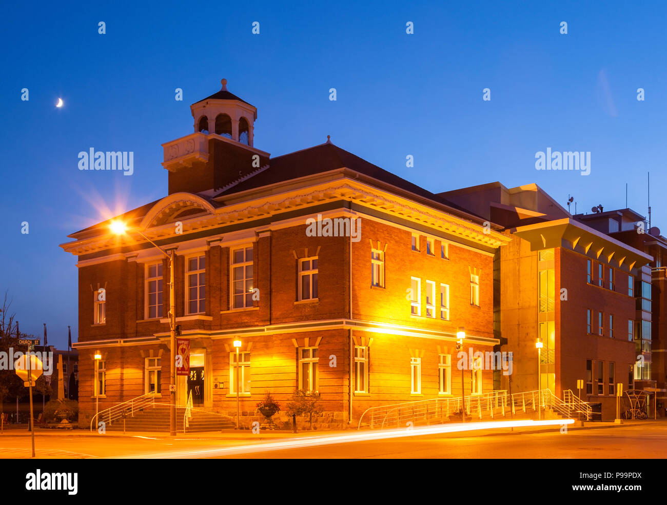 Il Comune di Clarington edificio al tramonto lungo la temperanza Street al tramonto in downtown Bowmanville, Ontario, Canada. Foto Stock