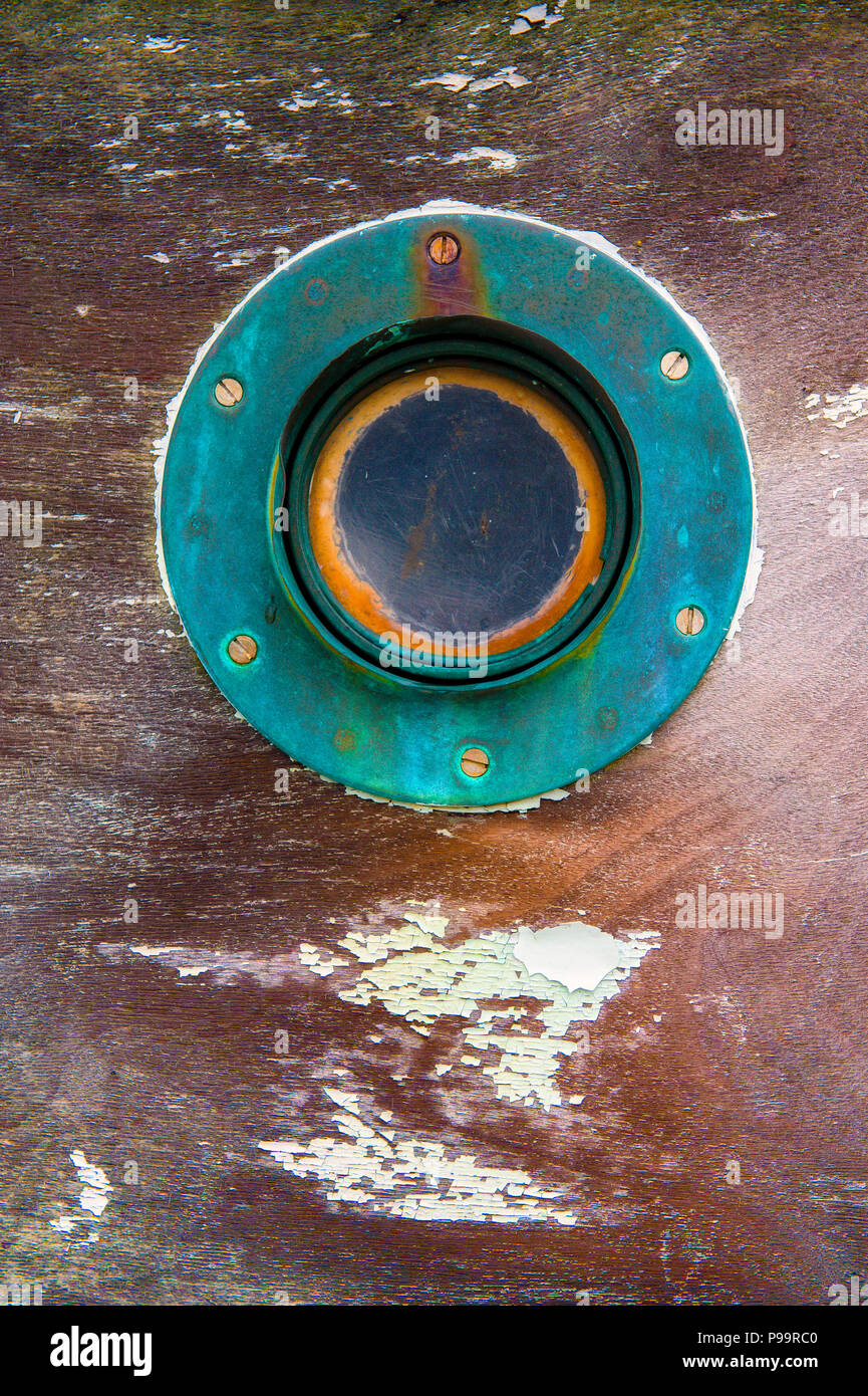 Oblò su una vecchia nave in isola di Kodiak Marina, Alaska Foto Stock