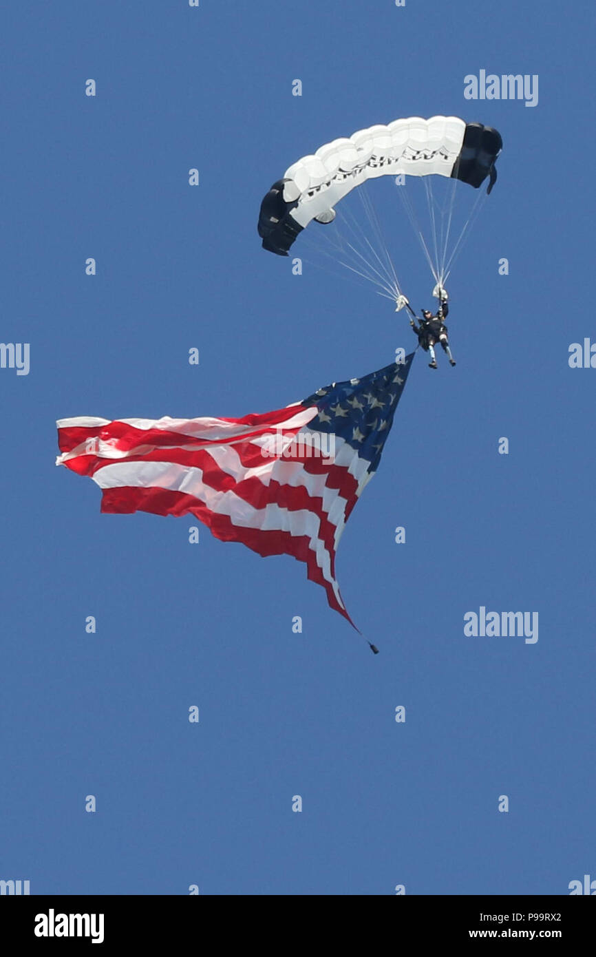 Ritirato Sgt. 1. Classe Dana Bowman, un guerriero ferito Army Ranger e Golden Knight parachutist, durante le cerimonie di apertura per la National Rifle e pistola corrispondenze, Luglio 9, 2018 a Camp Perry Centro comune di formazione vicino a Port Clinton, Ohio. Concorrenti e illustri visitatori si sono riuniti presso il Camp Perry per il tradizionale primo shot cerimonia di apertura del cinque-giro la concorrenza sulle rive del Lago Erie. (Ohio Guardia Nazionale foto di Sgt. Joanna Bradshaw) Foto Stock