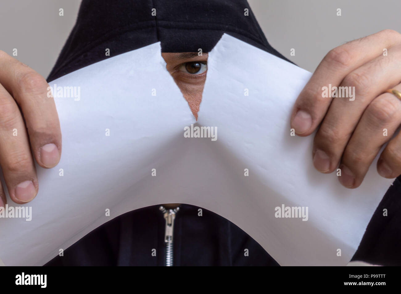 L'uomo la copia di un documento Foto Stock