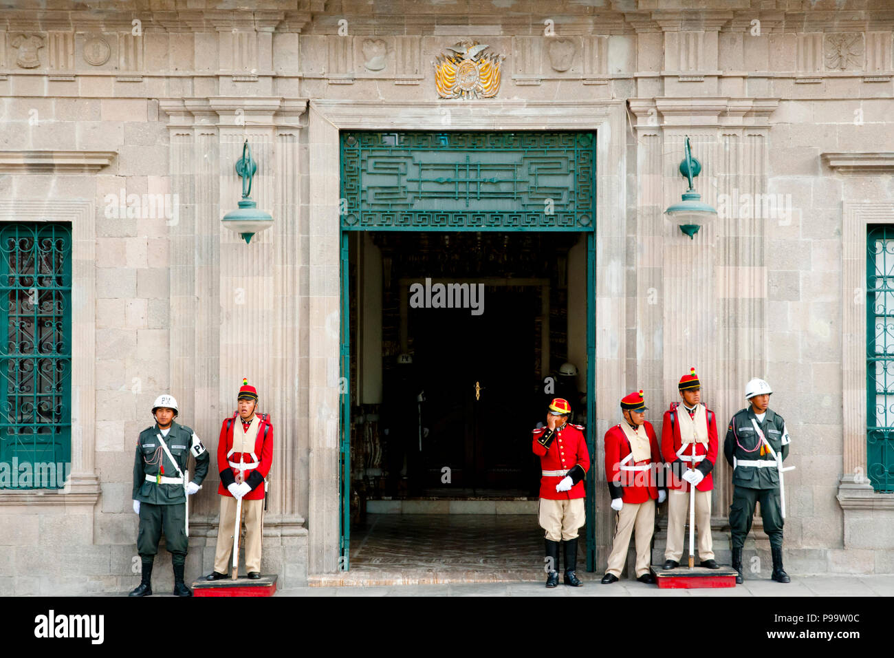 LA PAZ IN BOLIVIA - 6 Settembre 2014: guardie militari e di polizia di fronte al palazzo presidenziale Foto Stock
