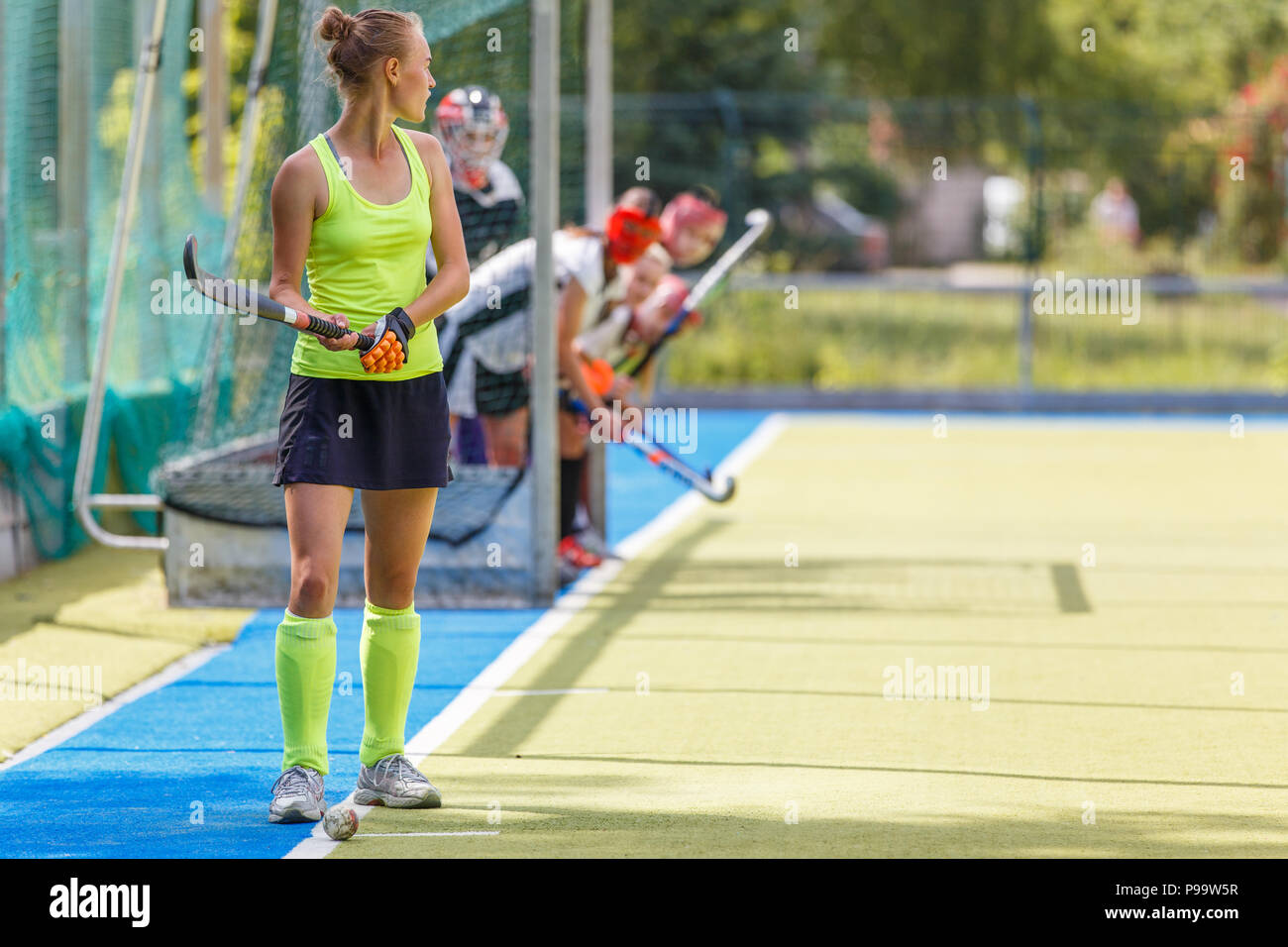 Giovane giocatore di hockey sempre pronto a colpire penalità Foto Stock