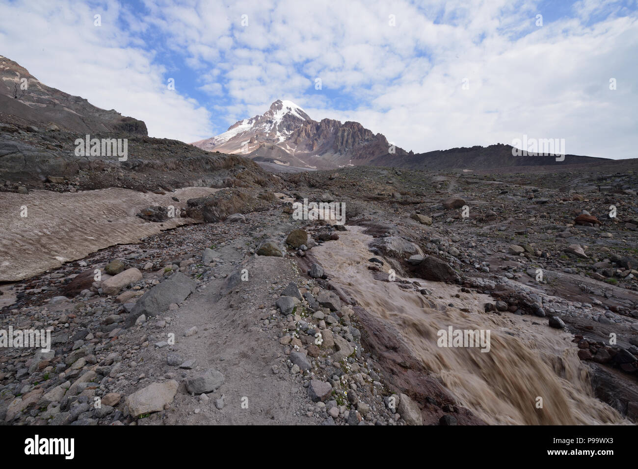 Kazbek montagna, Gergeti ghiacciaio, Stepantsminda, Georgia Foto Stock