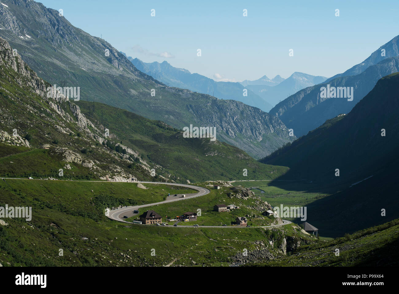 San Gottardo, Passo del San Gottardo,Gotthardpass, Svizzera. Giugno 2018 guardando a nord verso Hospental e il Unseren o la vallata di Urseren e e Foto Stock