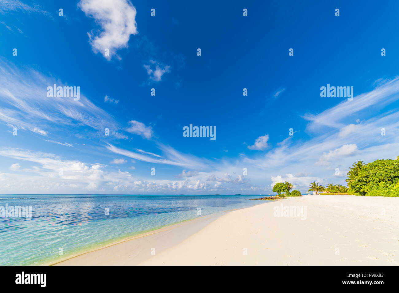 Spiaggia vuota scena sotto il cielo blu. Sabbia soffice e bianca e bellissima vista sul mare Foto Stock