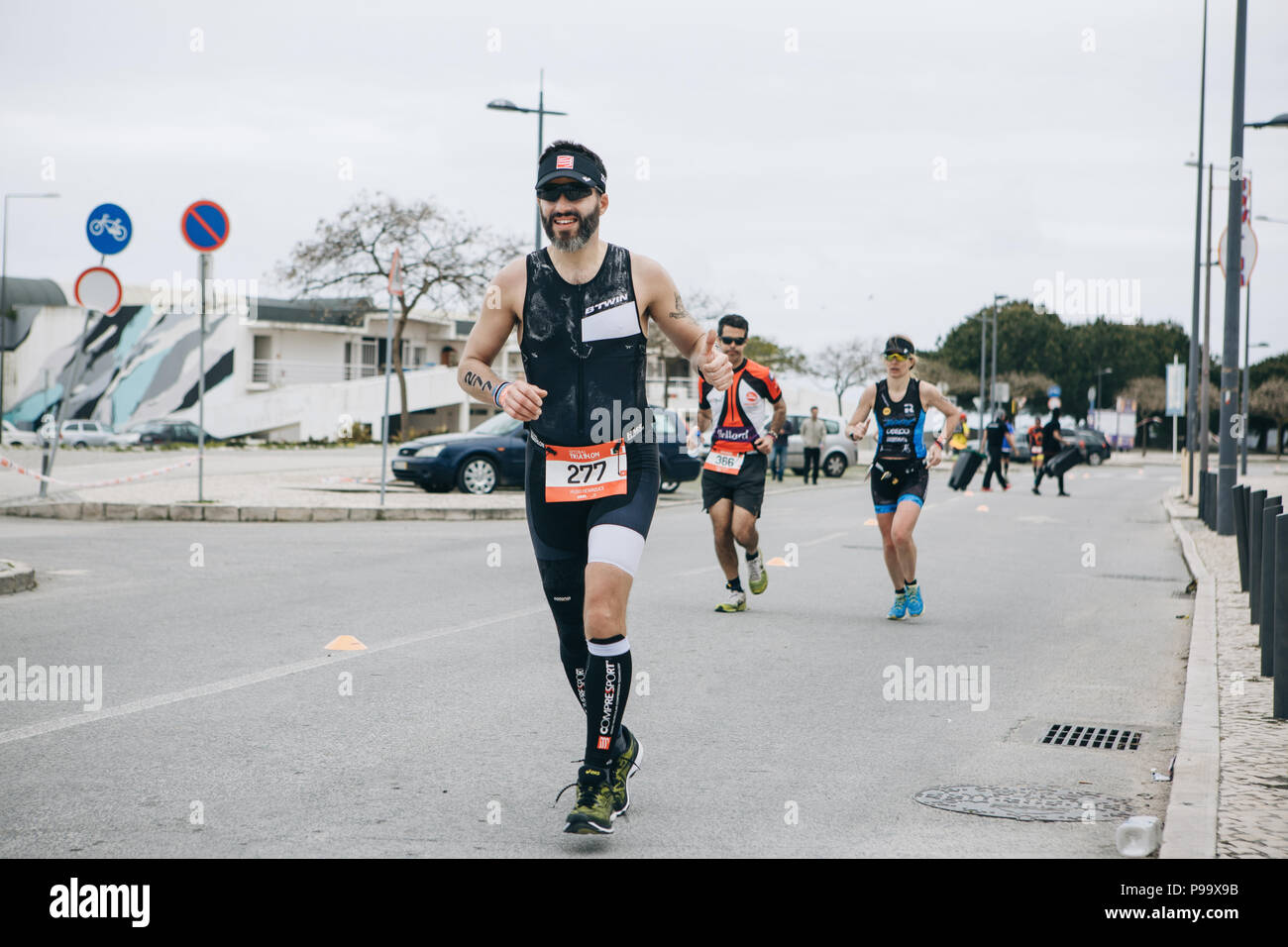 Il Portogallo, Setubal, 8 Aprile 2018: Triathlon concorsi. Professional triathlonists partecipare al concorso. Fase di gara Foto Stock