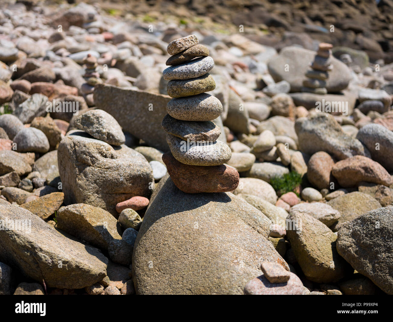 Impilatura di pietra/bilanciamento del rock, Isole Scilly. Foto Stock
