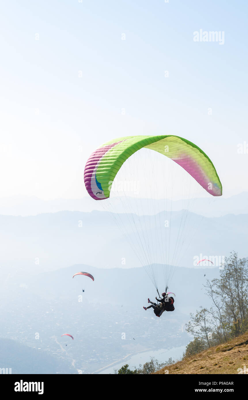 Volo biposto in parapendio dalla collina di Sarangkot, Pokhara, Nepal Foto Stock